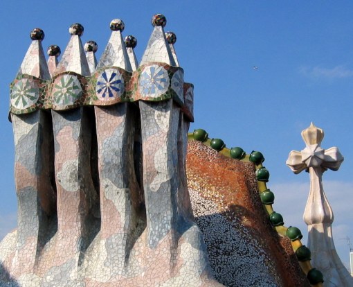 Image by BiancaSunshine of top of antoine gaudi church